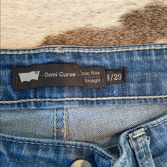 Women’s Levi Jeans - Picture 3 of 3